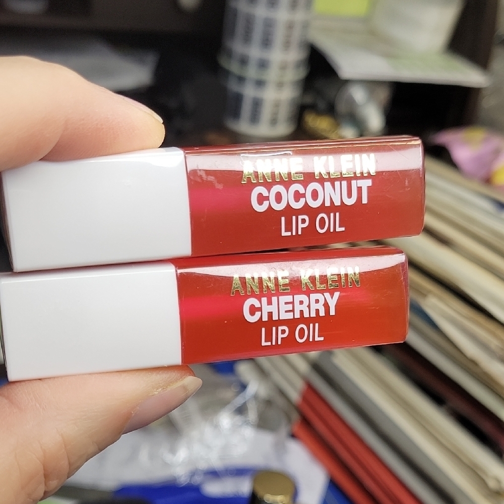 Anne Klein Lip Oil Duo - Coconut and Cherry New